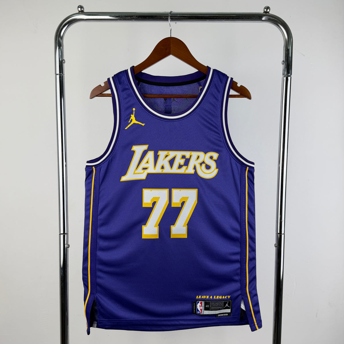 Maillot Los Angeles Lakers n° 77 – Édition spéciale – photo 1
